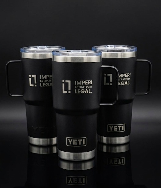 Tres termos Yeti negros con grabado láser de logotipo Imperio Estrategia Legal y marca Yeti en la base