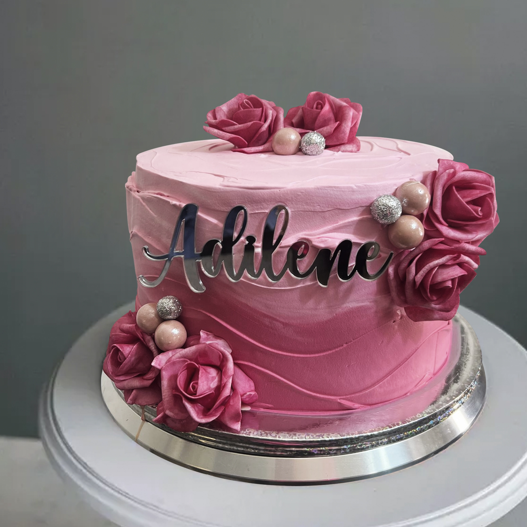 Pastel con topper de acrílico tipo espejo cortado a láser con nombre en caligrafía