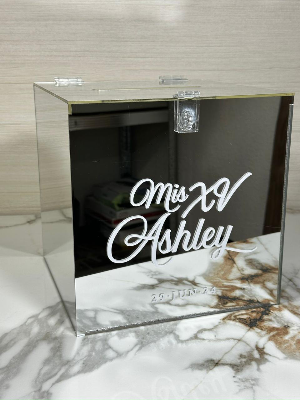 Caja de acrílico espejo con tapa ranurada y texto grabado para celebración de XV años