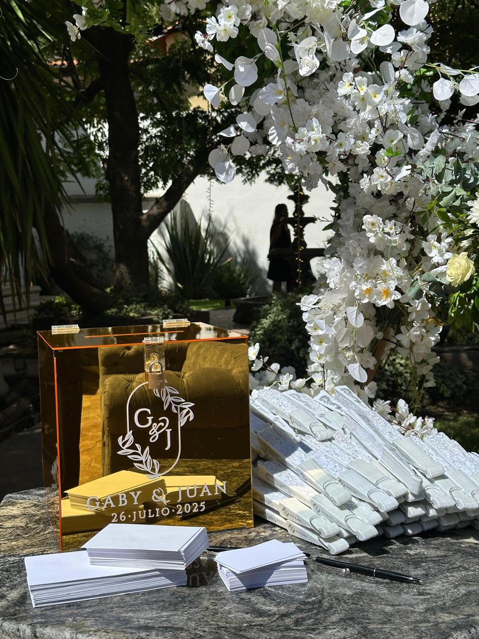 Caja buzón boda en acrílico oro espejo con monograma y fechas grabadas a láser