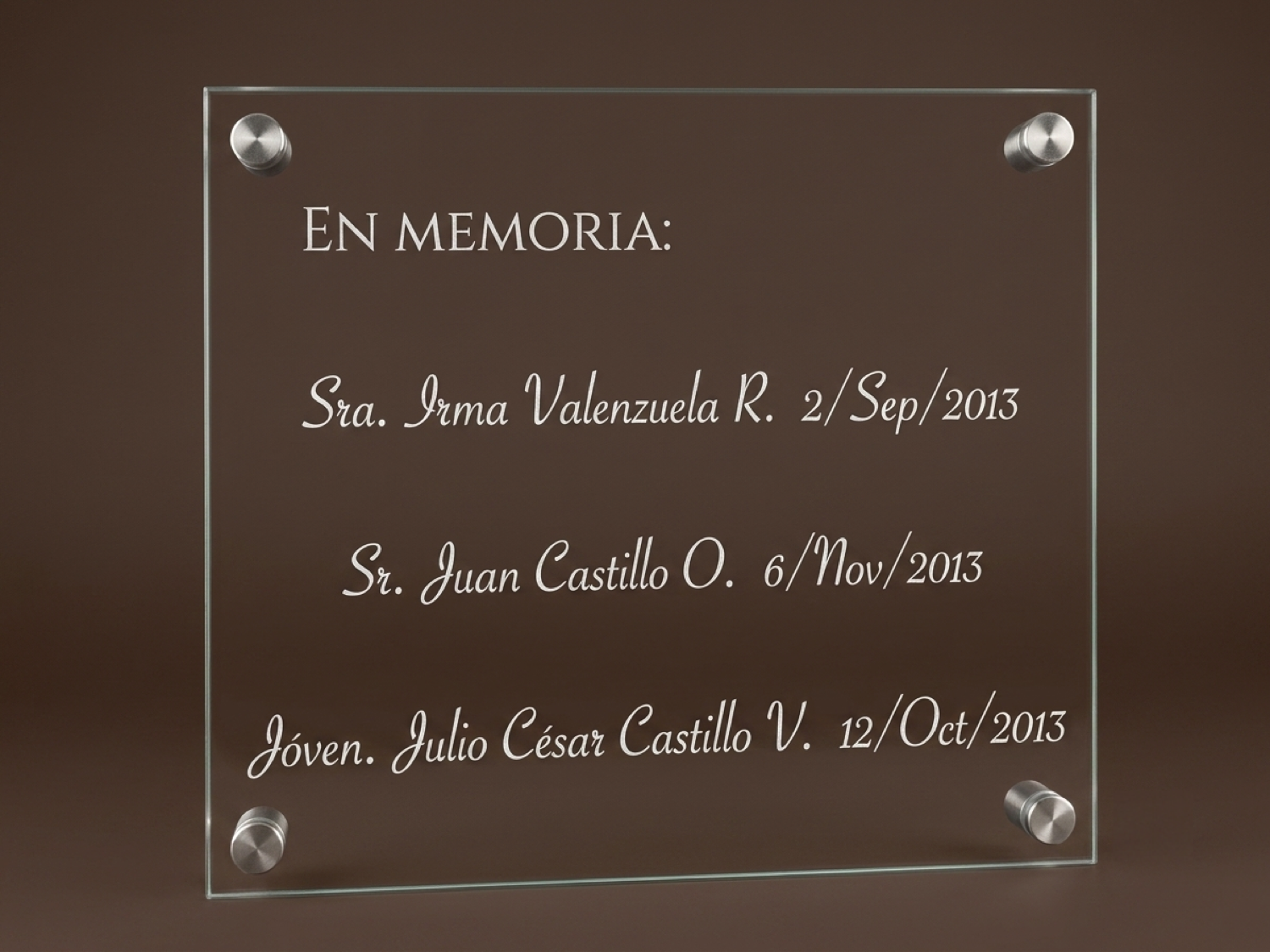 Placa conmemorativa en acrílico transparente con texto En memoria y nombres grabados a láser
