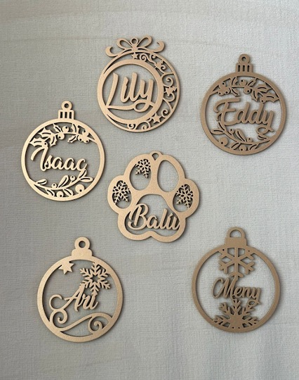 Esferas navideñas personalizadas en MDF cortado a láser