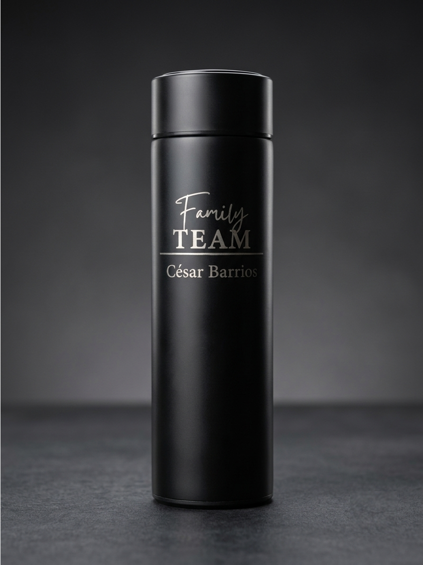 Termo negro mate con grabado láser Family Team y nombre César Barrios