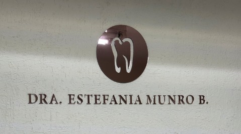 Letrero para consultorio con nombre en acabado tipo metálico