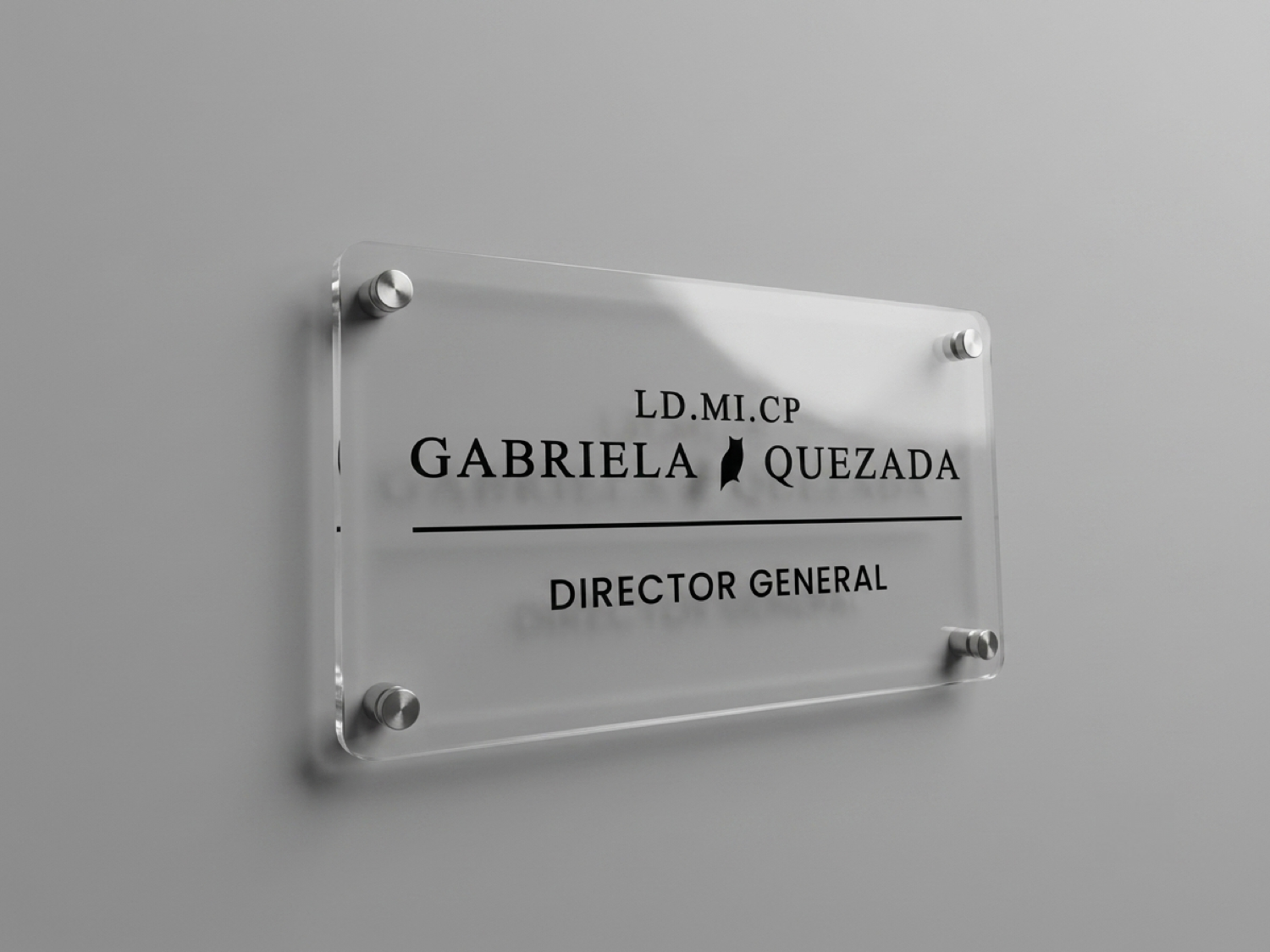 Letrero de oficina en acrílico con vinil de corte negro: LD.MI.CP Gabriela Quezada, Director General