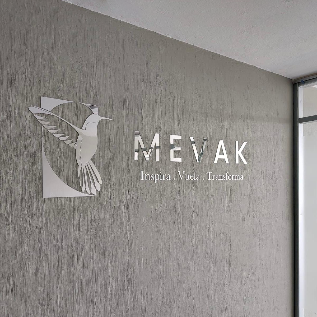 Letrero o pieza de señalética grabada con marca MEVAK