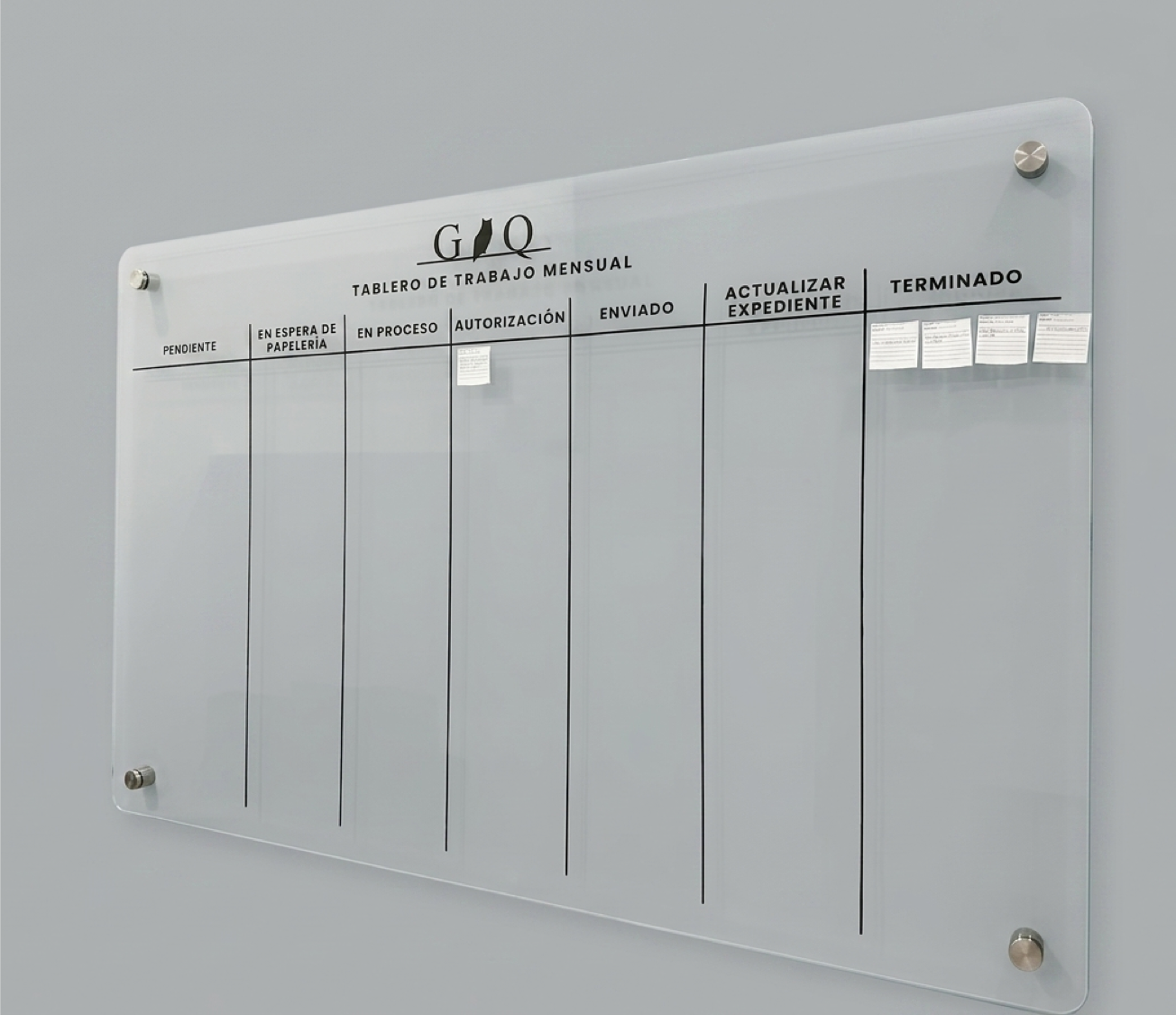 Tablero de acrílico transparente grabado para planeación mensual con columnas de flujo de trabajo y montajes metálicos