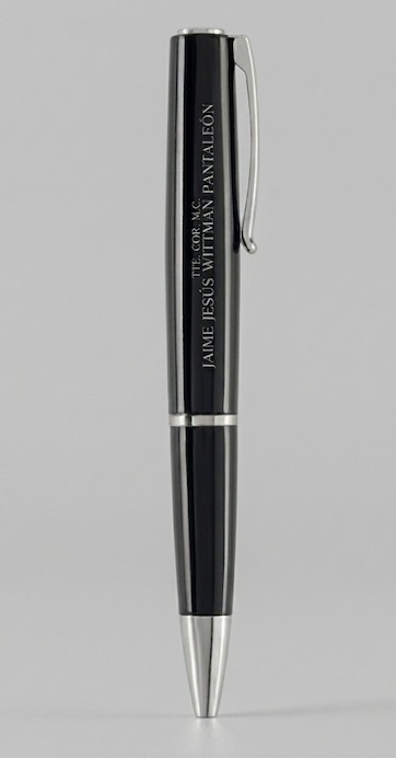 Pluma negra con acabado plateado y grabado láser vertical: Tte. Cor. M.C. Jaime Jesús Wittman Pantaleón