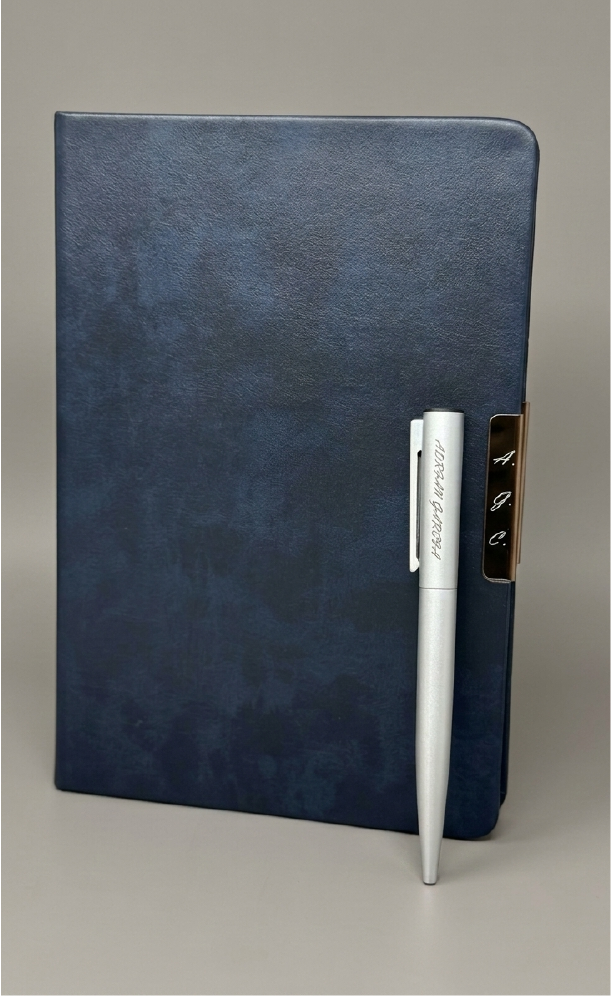 Pluma plateada y libreta azul con grabado láser personalizado de nombre e iniciales