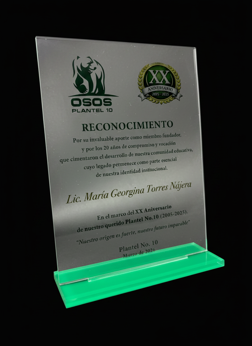 Reconocimiento en acrílico transparente sobre base verde neón con sello XX aniversario 2005-2025, Osos Plantel 10 y nombre Lic. María Georgina Torres Nájera