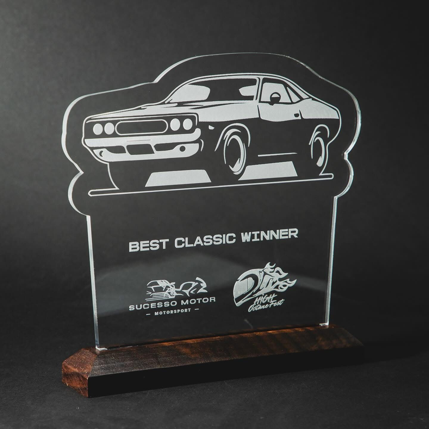 Reconocimiento en acrílico con corte láser en forma de auto clásico, grabado «Best Classic Winner» y base de madera