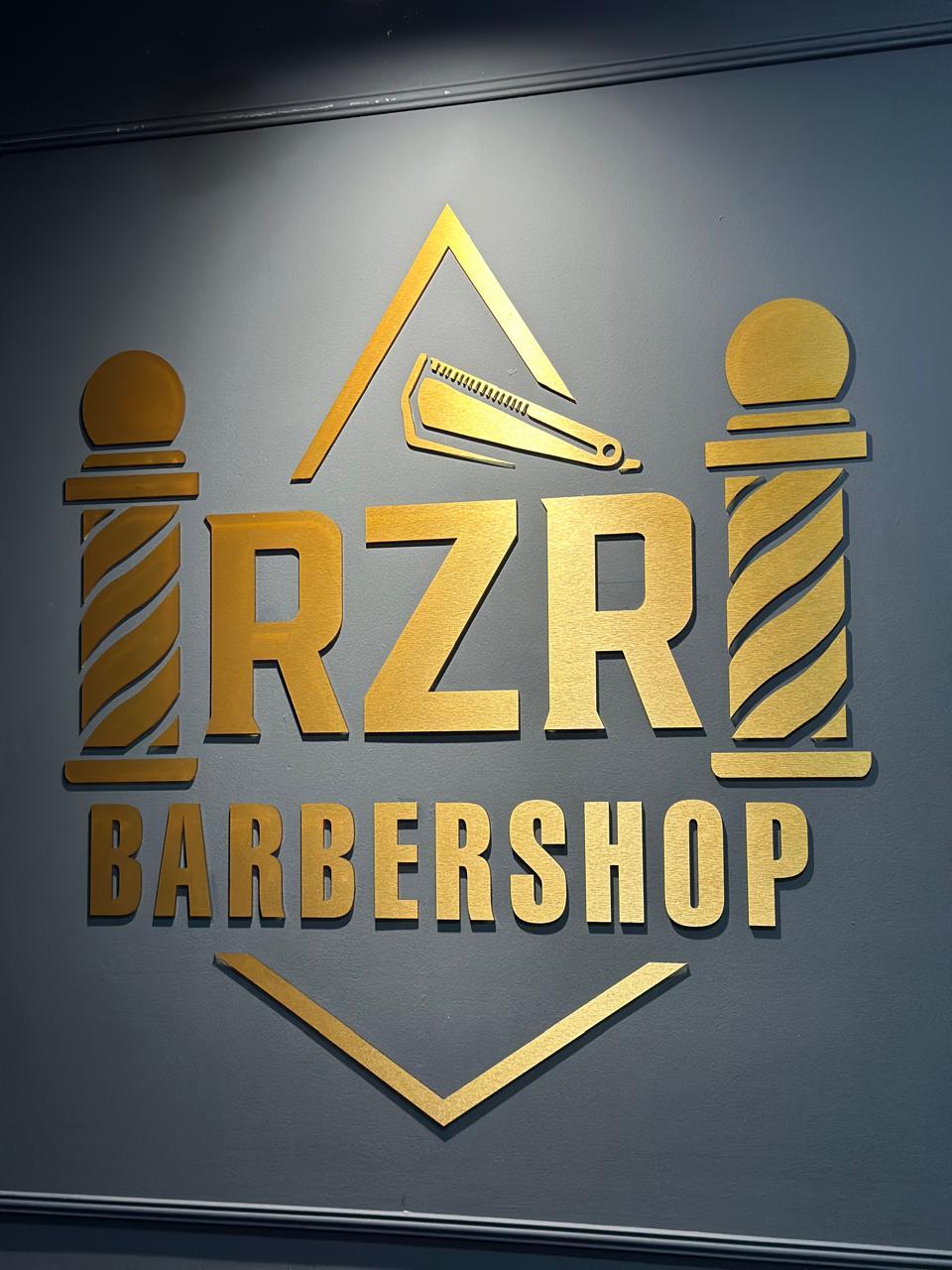 Rótulo mural tipo relieve con logo cortado a láser para barbería