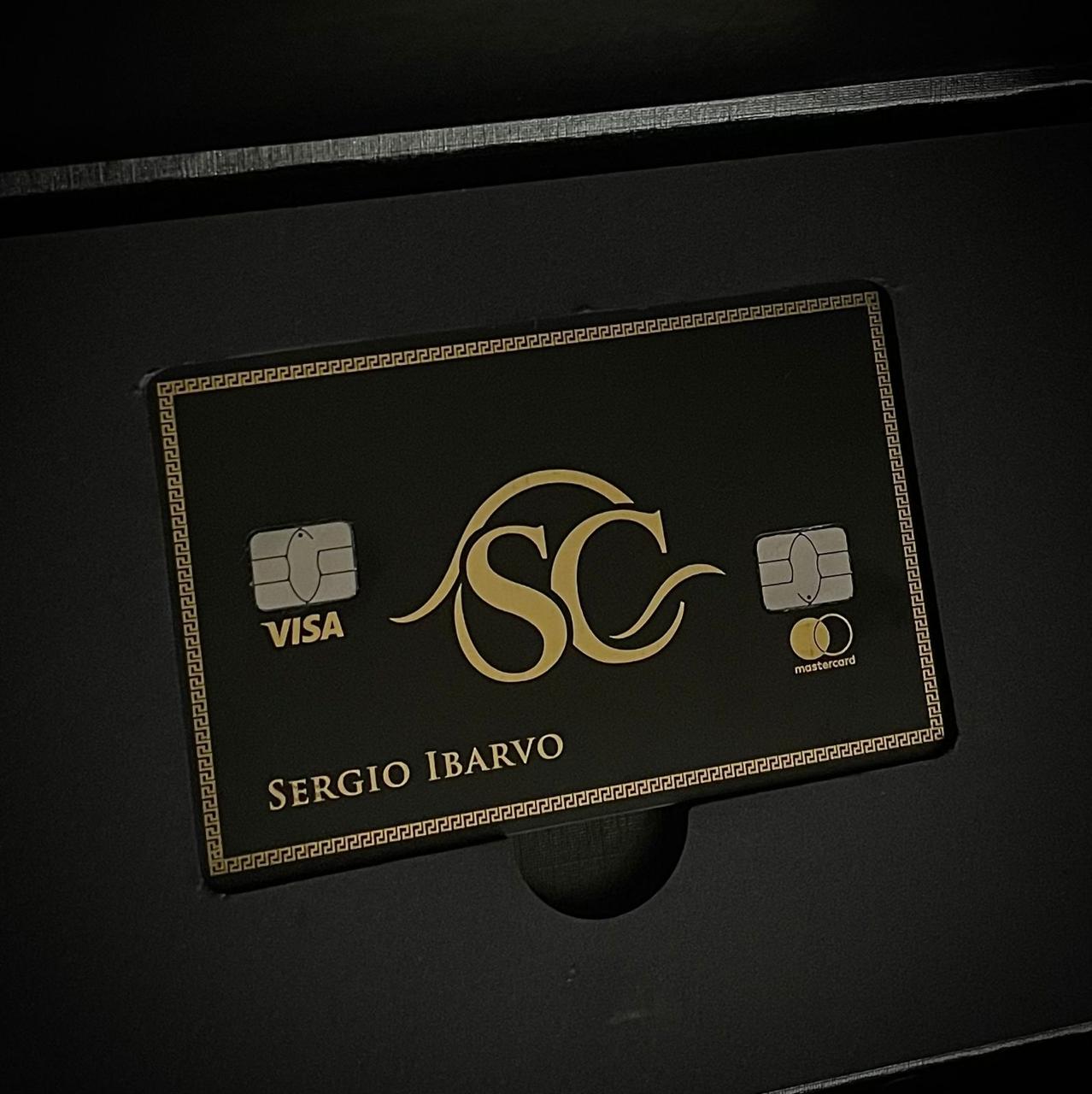Tarjeta metálica negra premium con grabado dorado estilo credencial