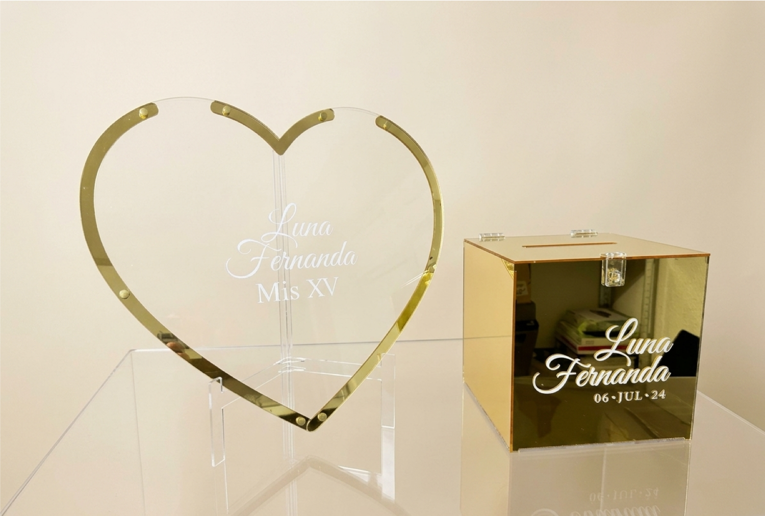Caja buzón y corazón en acrílico espejo dorado personalizados para XV años de Luna Fernanda