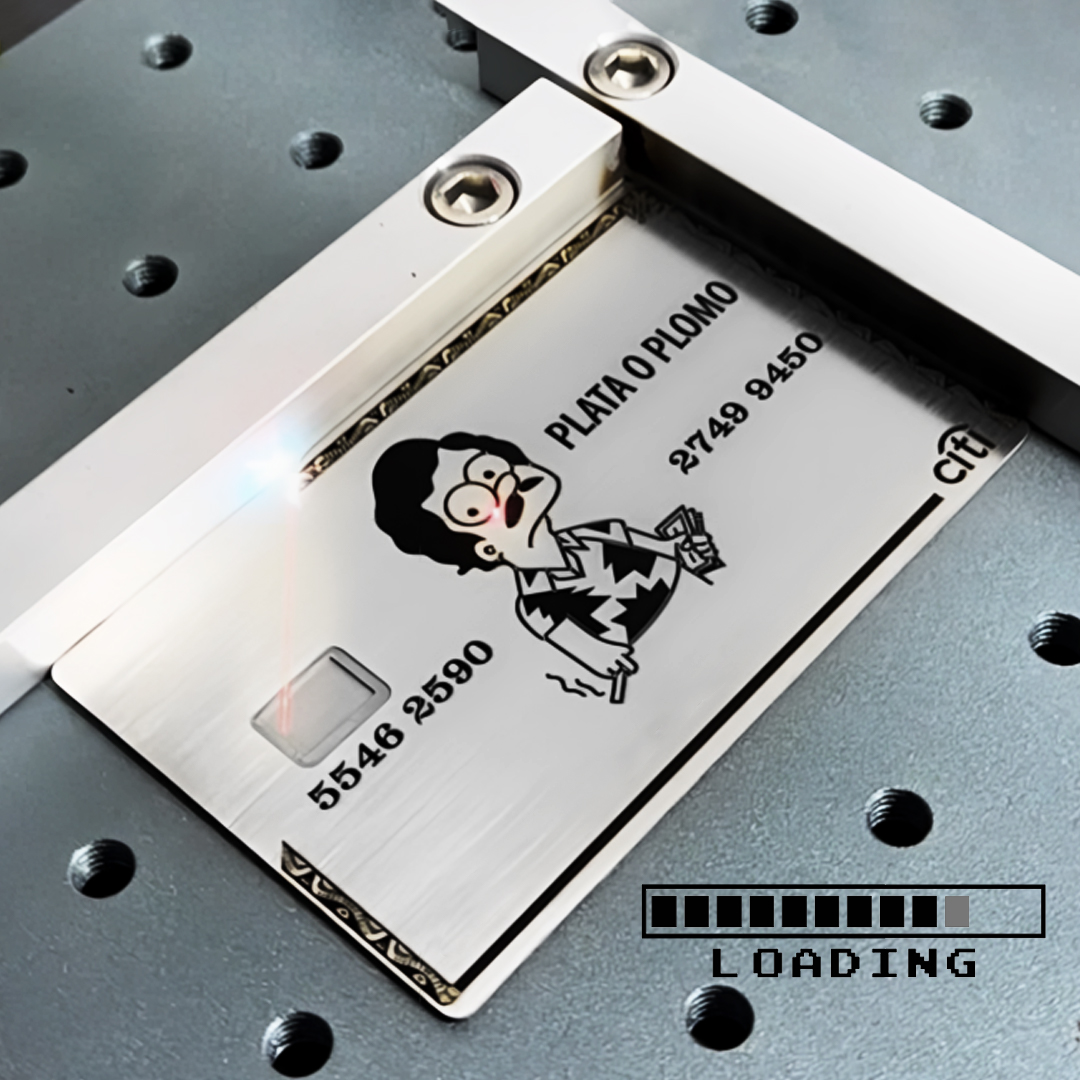 Tarjeta metálica en proceso de grabado láser con diseño personalizado y texto grabado