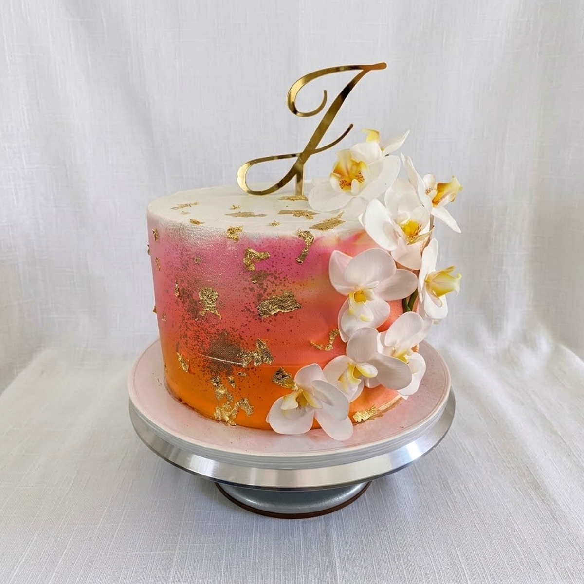 Topper sobre pastel con lettering y elementos cortados a láser
