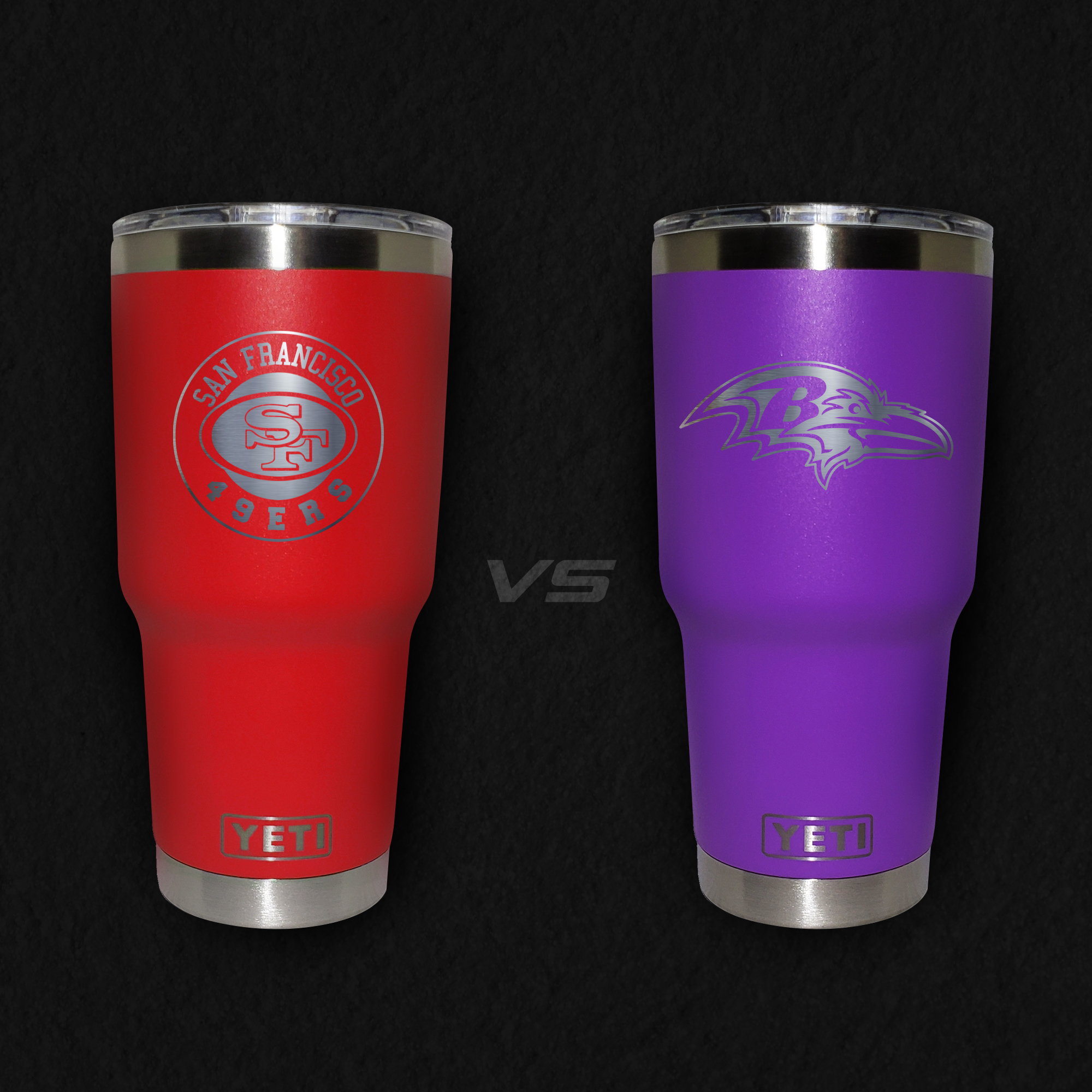 Dos termos Yeti grabados láser con logotipos deportivos sobre recubrimiento de color