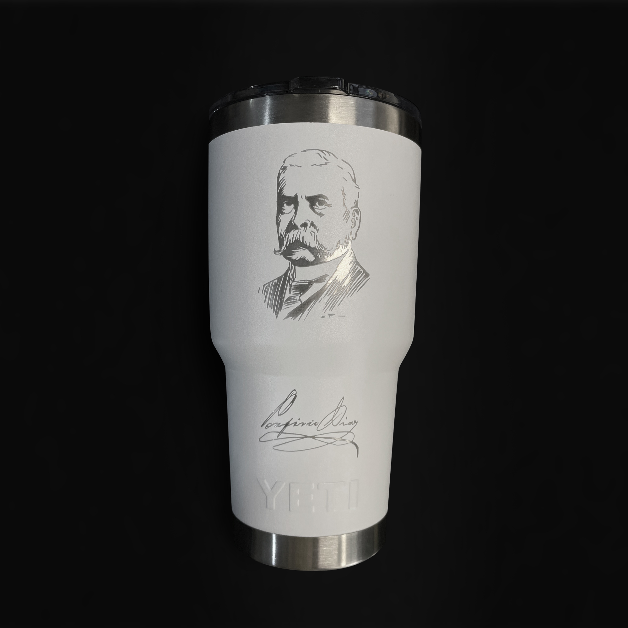 Termo Yeti blanco grabado láser con retrato y firma estilo Porfirio Díaz
