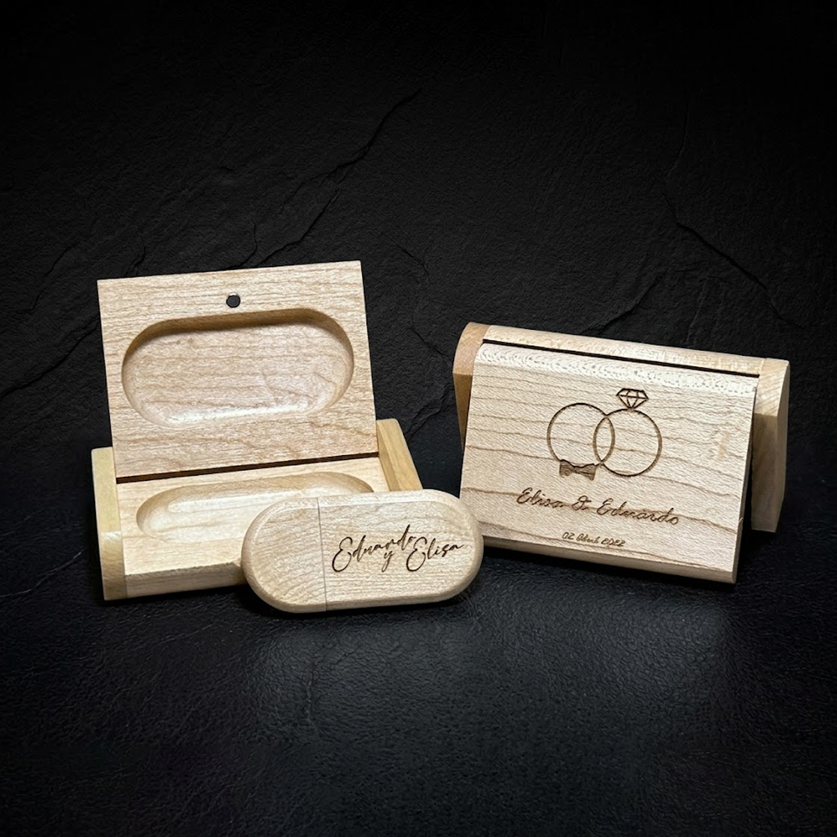 USB y caja de presentación en madera grabada